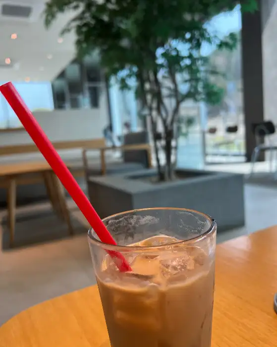 빨대가 꽂힌 아이스 음료