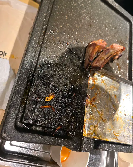 불판 위 고기 찌꺼기