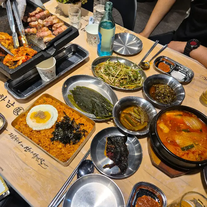 테이블 가득 차려진 음식들