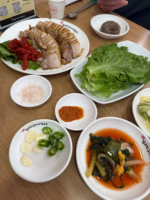 푸짐하게 차려진 수육 한 상