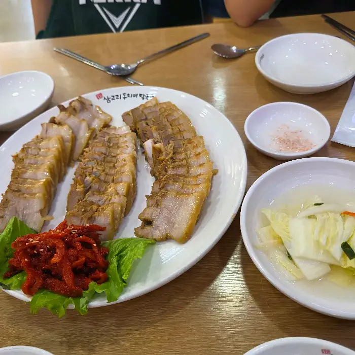 먹음직스러운 수육 조각들