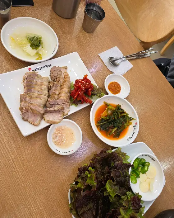 푸짐하게 차려진 한상 차림