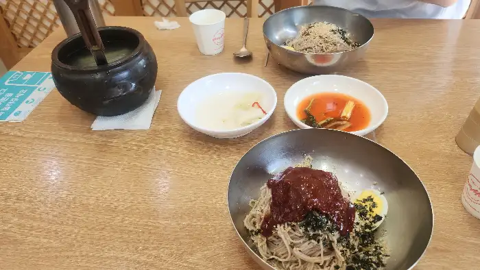 동치미 국물이 듬뿍 담긴 막국수