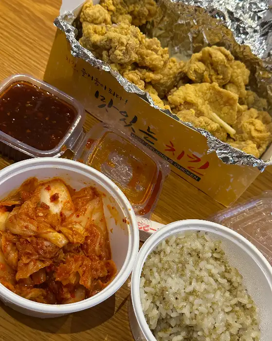 얇고 바삭한 튀김옷의 순살 치킨