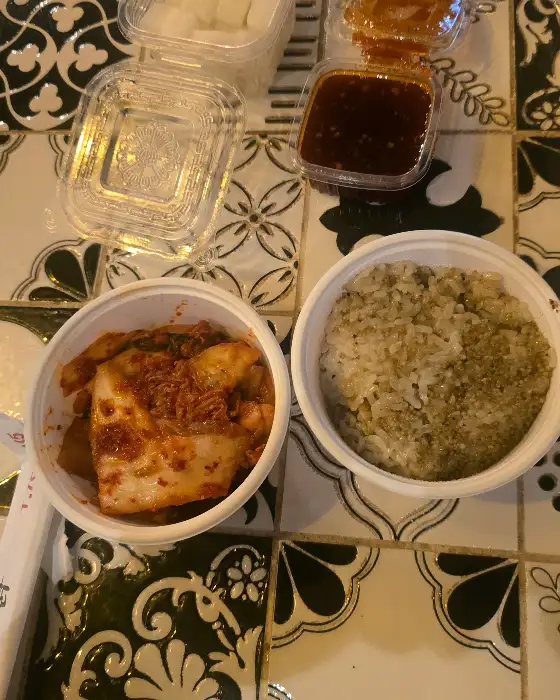 정갈하게 담긴 조밥과 겉절이