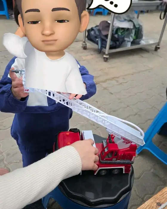 어린이가 소방차 장난감을 가지고 놀고 있는 모습