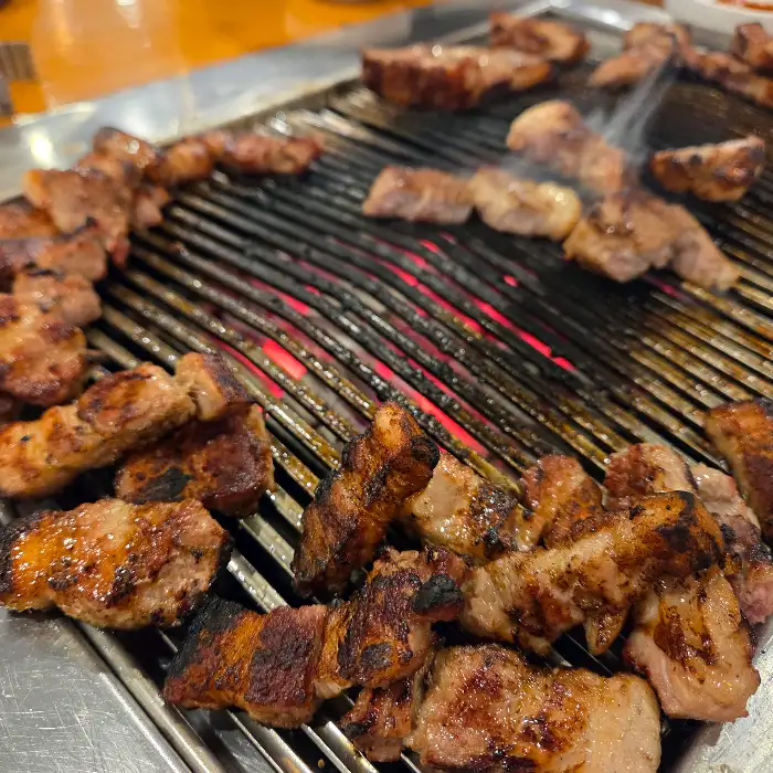 숯불 위에서 맛있게 구워지고 있는 삼겹살