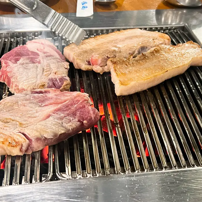 새로 구이용으로 나온 두툼한 목살과 삼겹살