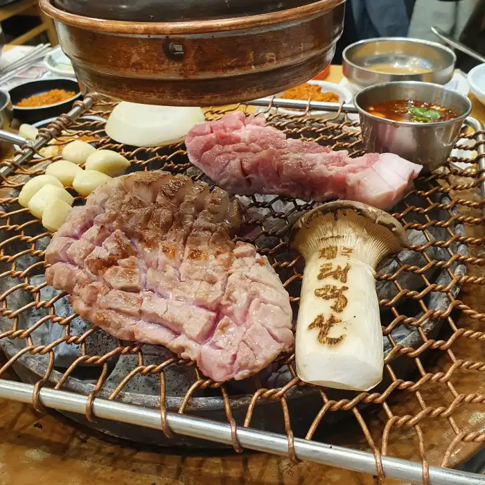 잘 구워진 흑돼지와 쌈 채소