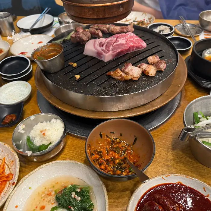 테이블 위에 차려진 다양한 음식들