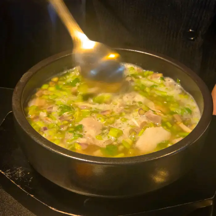 순대가 신선로 모양의 그릇에 담겨 있습니다.