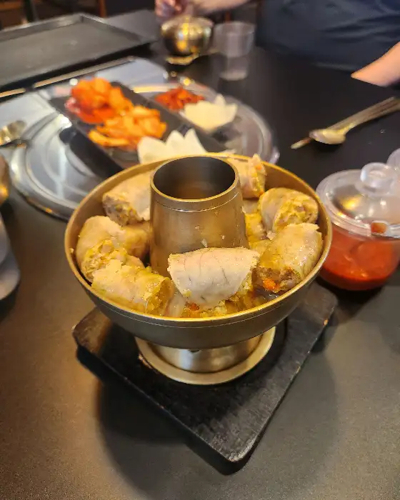 붉은 빛깔의 얼큰한 국밥.