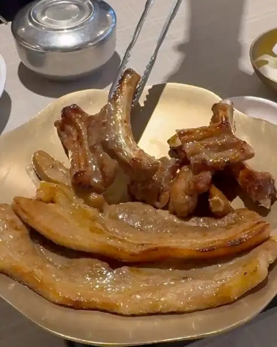 바삭하게 구워진 숯불갈비