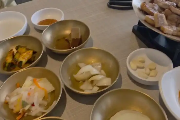 정갈하게 차려진 다양한 밑반찬