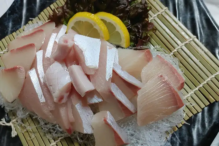 신선한 봄 도다리 회