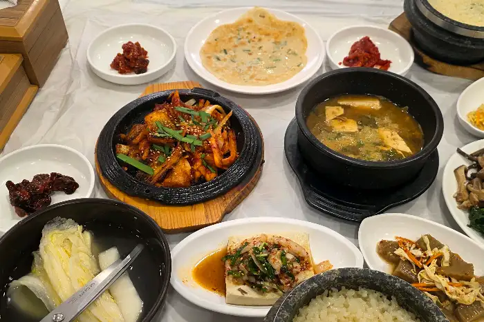 황태 더덕 구이와 함께 나온 된장찌개 모습