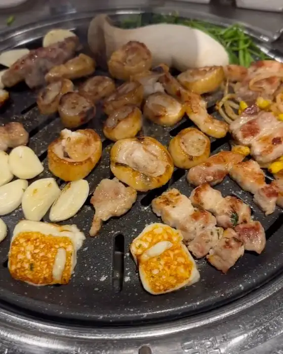 잘 구워진 삼겹살과 막창