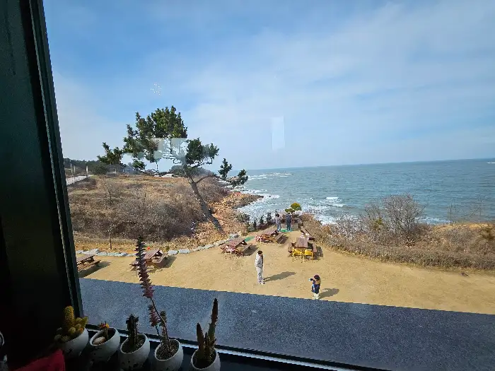 야외 정원과 바다가 보이는 풍경