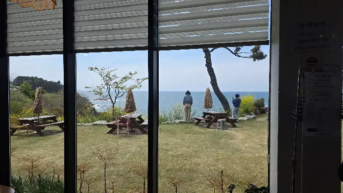 야외 테이블과 바다가 보이는 풍경