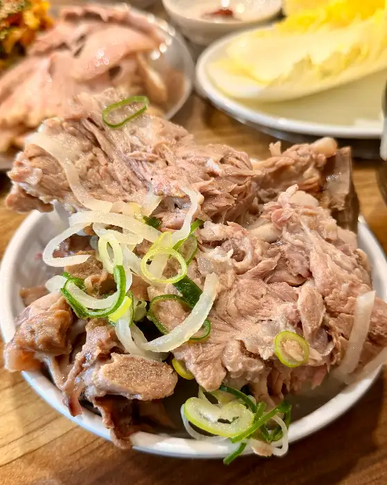 돔베고기 한 접시