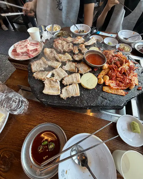 고기와 김치, 마늘을 곁들인 쌈