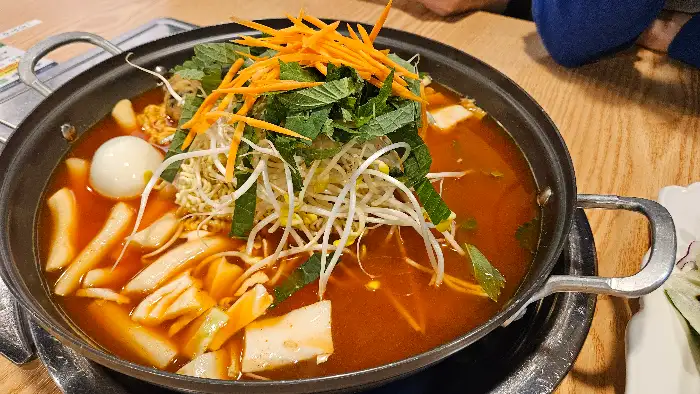 푸짐하게 담긴 아띠랑스의 즉석 떡볶이
