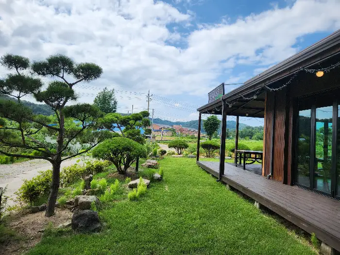 식당 주변의 풍경, 멀리 산과 구름이 보이는 모습
