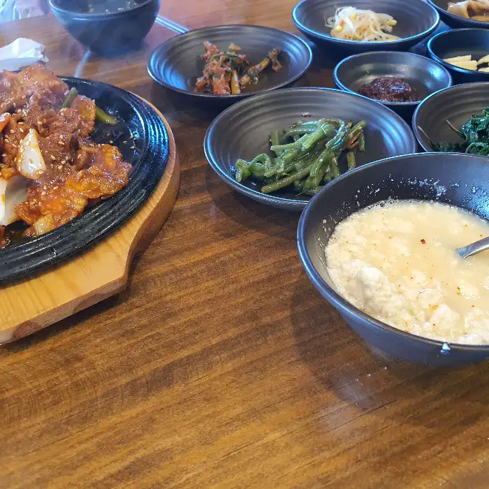 여러 개의 작은 그릇에 담긴 반찬들
