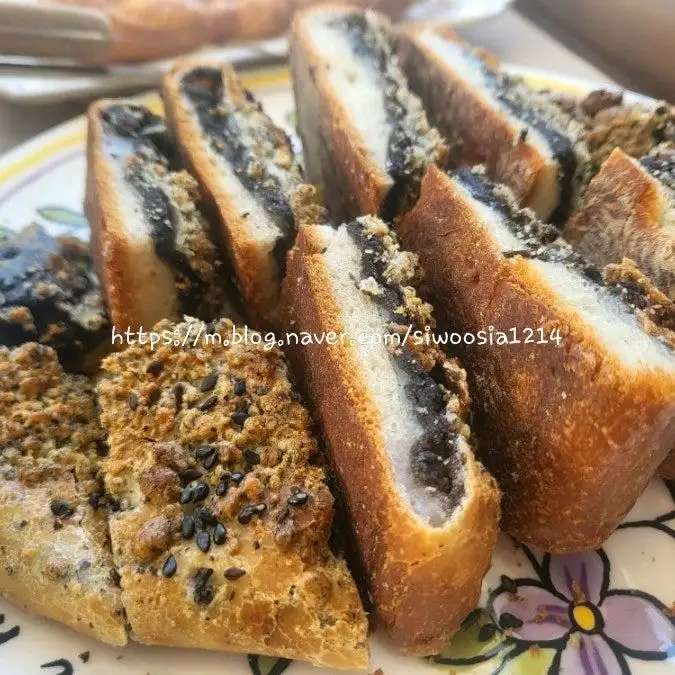잘린 찰떡 흑임자 빵 단면