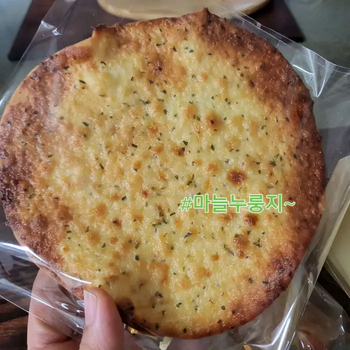 가운데 #마늘누룽지 글씨가 적힌 마늘 소보로 빵