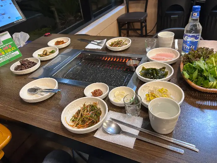 다양한 밑반찬이 차려진 테이블