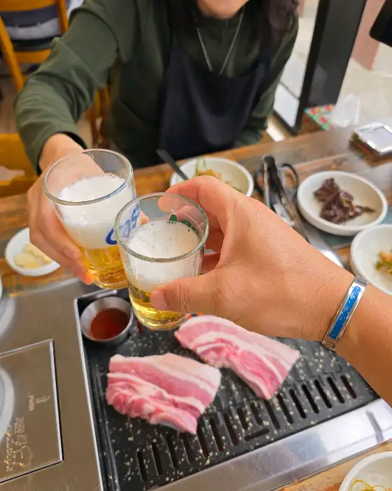 건배하는 모습