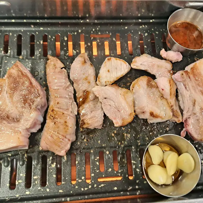 잘 익은 흑돼지 구이