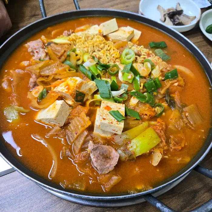 라면사리가 추가된 김치찌개