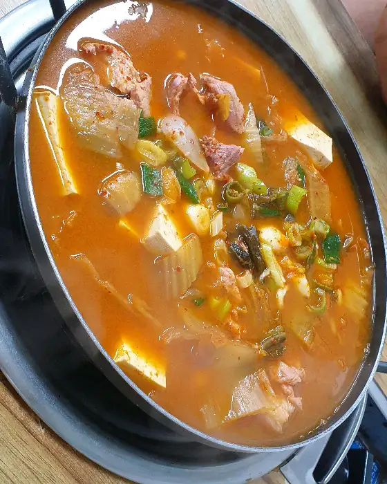 김치찌개 안의 푸짐한 재료들