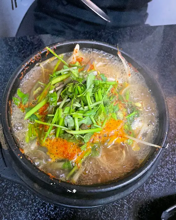 따뜻한 뚝배기에 담겨 나온 탕 요리