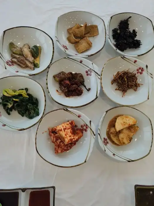 다양하고 정갈한 밑반찬