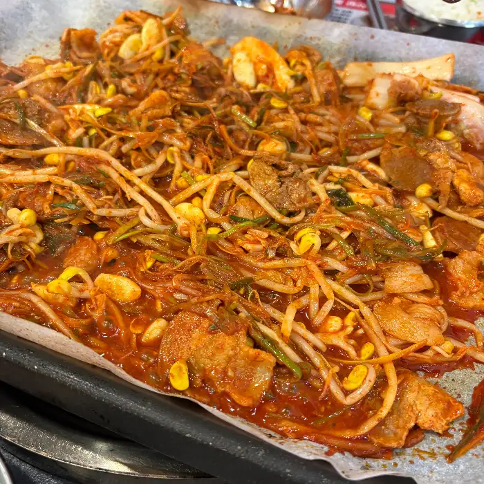 쭈꾸미와 콩나물이 함께 볶아진 모습