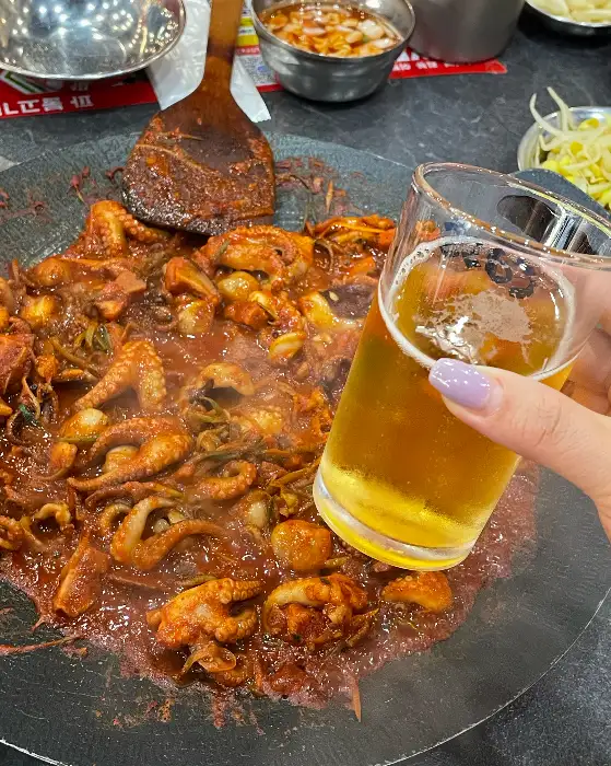 쭈꾸미와 함께 맥주를 든 모습