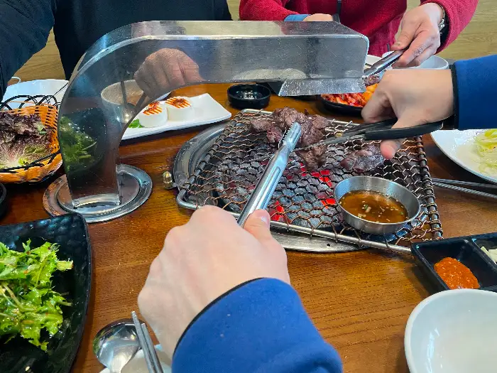 고기를 굽는 모습