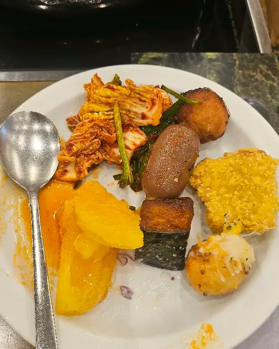 샐러드바의 다양한 음식들