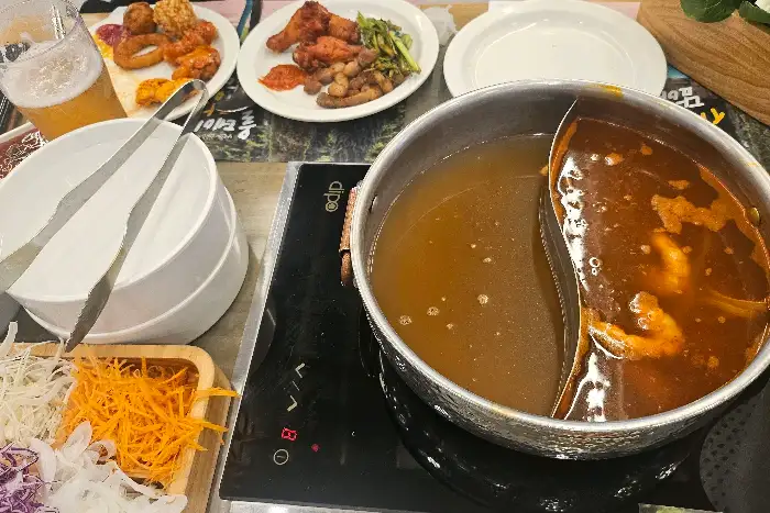 샤브샤브 냄비와 곁들임 음식들