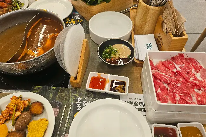 다양한 샐러드바 음식들