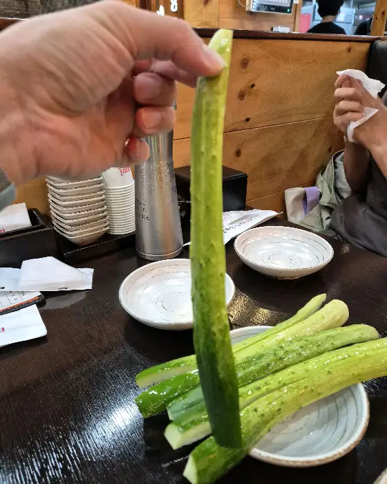 손이 오이를 들고 있는 모습