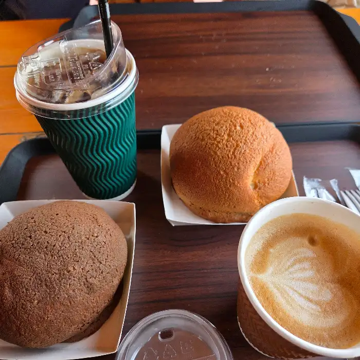 아이스 아메리카노와 커피콩빵, 라떼가 담긴 트레이
