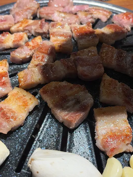 맛있게 구워진 삼겹살