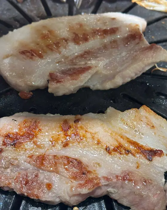 잘 구워진 삼겹살 클로즈업