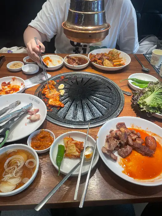 다양한 반찬과 고기가 차려진 테이블