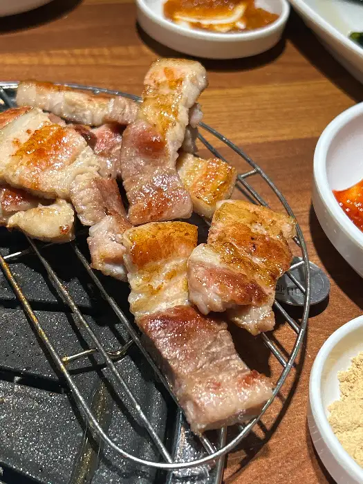 노릇하게 익어가는 삼겹살
