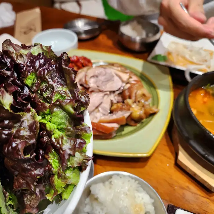 신선한 쌈채소와 족발